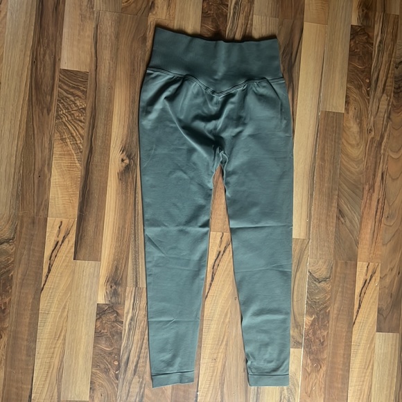 Selling because I ordered the wrong size - Picture 2 of 5